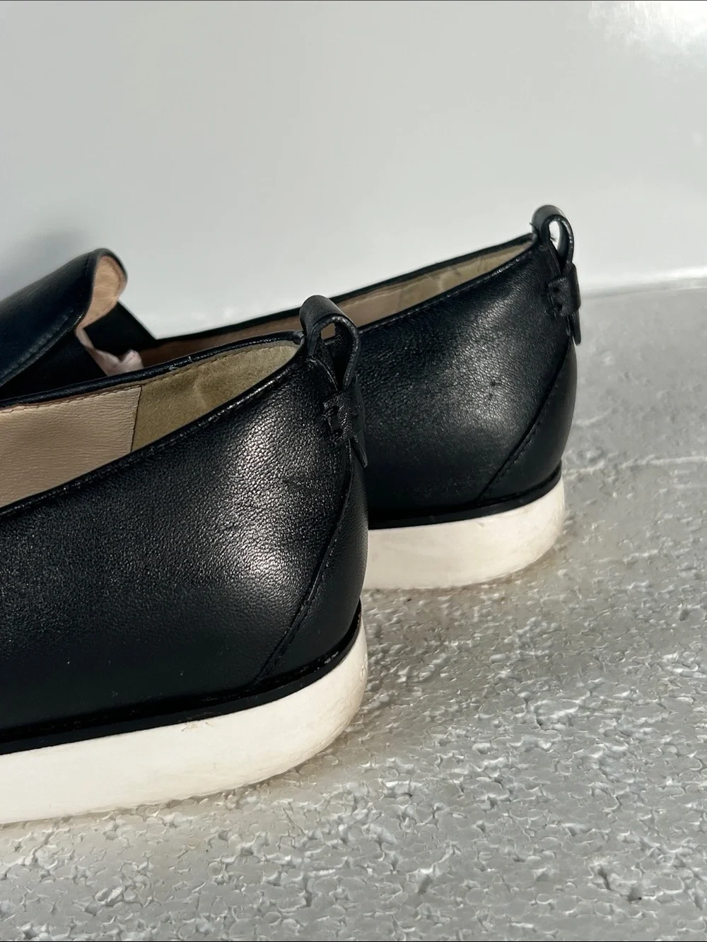 Cole Haan SZ 9 Black Leather Slip On Preppy Old $ Minimalist Comfort Timeless